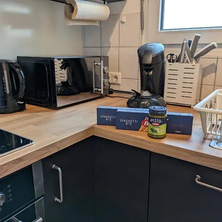 Grosse, Gemuetliche 4-zimmer-ferienwohnung Mit Guter Verkehrsanbindung Im Sueden Von דירה