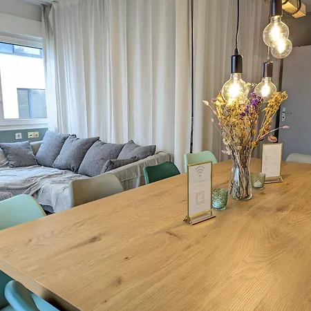 Grosse, Gemuetliche 4-zimmer-ferienwohnung Mit Guter Verkehrsanbindung Im Sueden Von דירה