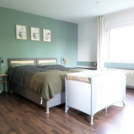 Grosse, Gemuetliche 4-zimmer-ferienwohnung Mit Guter Verkehrsanbindung Im Sueden Von דירה *