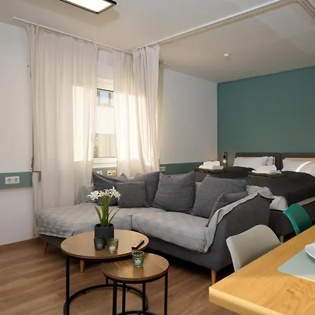 Große, Gemütliche 4-zimmer-ferienwohnung Mit Guter Verkehrsanbindung Im Süden Von *