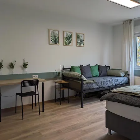 Grosse, Gemuetliche 4-zimmer-ferienwohnung Mit Guter Verkehrsanbindung Im Sueden Von Apartment *