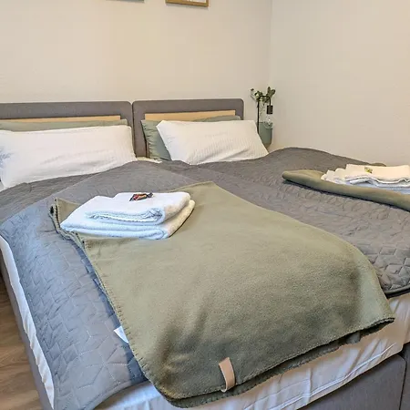 Grosse, Gemuetliche 4-zimmer-ferienwohnung Mit Guter Verkehrsanbindung Im Sueden Von Apartment *