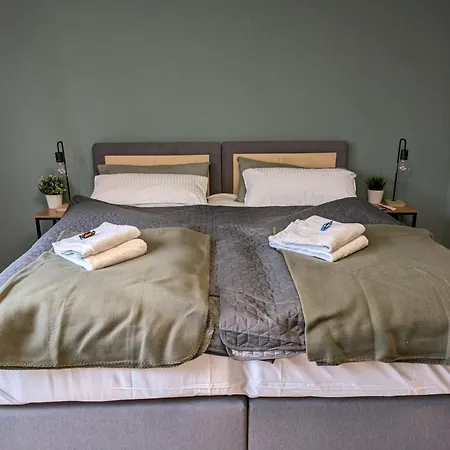 Grosse, Gemuetliche 4-zimmer-ferienwohnung Mit Guter Verkehrsanbindung Im Sueden Von Apartment