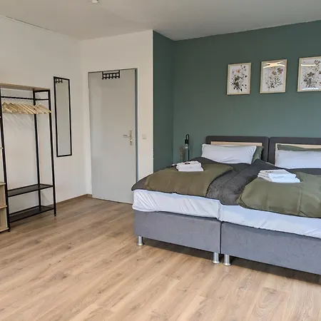 Grosse, Gemuetliche 4-zimmer-ferienwohnung Mit Guter Verkehrsanbindung Im Sueden Von Apartment *