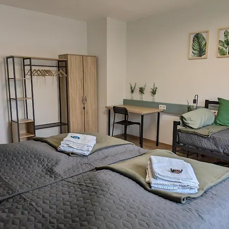 Grosse, Gemuetliche 4-zimmer-ferienwohnung Mit Guter Verkehrsanbindung Im Sueden Von Apartment