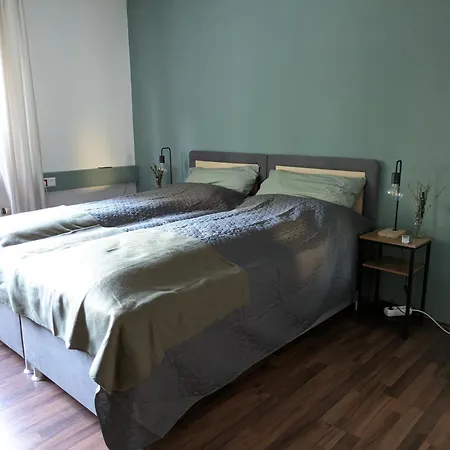 Grosse, Gemuetliche 4-zimmer-ferienwohnung Mit Guter Verkehrsanbindung Im Sueden Von Apartment *