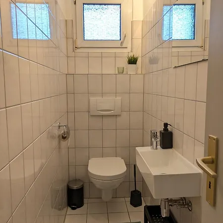 Grosse, Gemuetliche 4-zimmer-ferienwohnung Mit Guter Verkehrsanbindung Im Sueden Von Apartment *