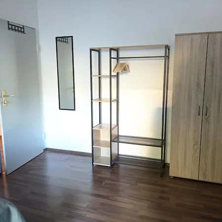 Grosse, Gemuetliche 4-zimmer-ferienwohnung Mit Guter Verkehrsanbindung Im Sueden Von Apartment