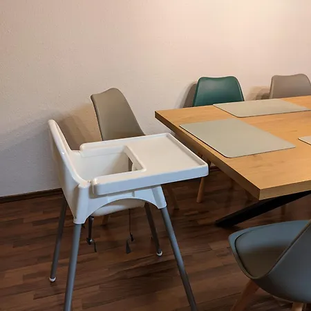 Grosse, Gemuetliche 4-zimmer-ferienwohnung Mit Guter Verkehrsanbindung Im Sueden Von Apartment