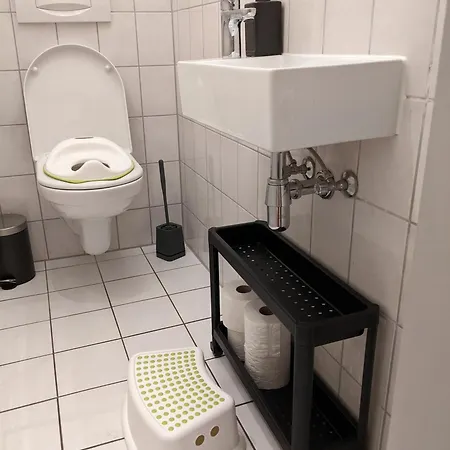 Grosse, Gemuetliche 4-zimmer-ferienwohnung Mit Guter Verkehrsanbindung Im Sueden Von