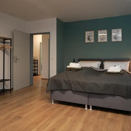 Grosse, Gemuetliche 4-zimmer-ferienwohnung Mit Guter Verkehrsanbindung Im Sueden Von Apartment
