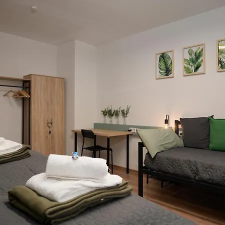 Grosse, Gemuetliche 4-zimmer-ferienwohnung Mit Guter Verkehrsanbindung Im Sueden Von شقة *