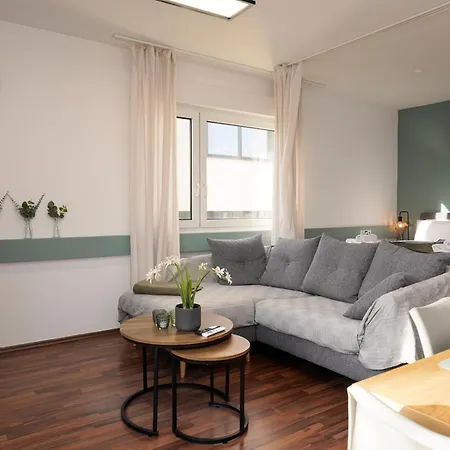 Grosse, Gemuetliche 4-zimmer-ferienwohnung Mit Guter Verkehrsanbindung Im Sueden Von شقة *