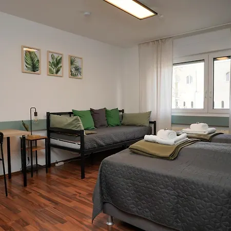 شقة Grosse, Gemuetliche 4-zimmer-ferienwohnung Mit Guter Verkehrsanbindung Im Sueden Von *