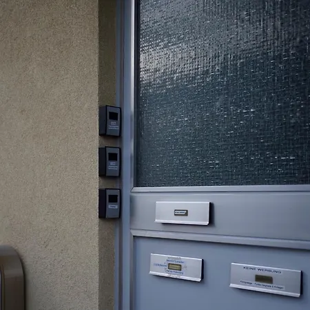 Grosse, Gemuetliche 4-zimmer-ferienwohnung Mit Guter Verkehrsanbindung Im Sueden Von شقة *