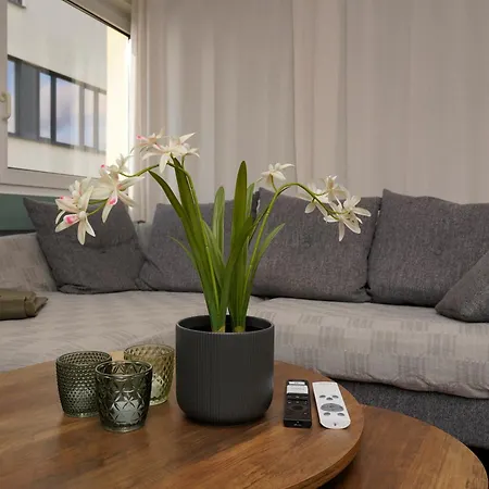 Grosse, Gemuetliche 4-zimmer-ferienwohnung Mit Guter Verkehrsanbindung Im Sueden Von *